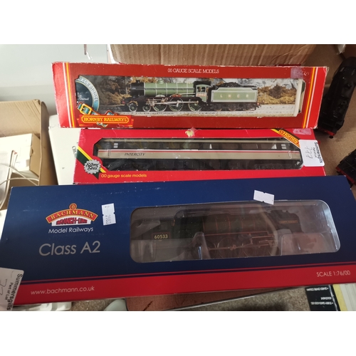 777 - Vintage railway track and accessories, carriages plus x3 boxed scale model railway carriages - Hornb... 