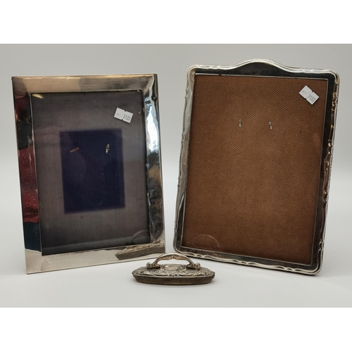 392 - A small group of miscellaneous silver comprising an Edwardian silver photograph frame by William Com... 