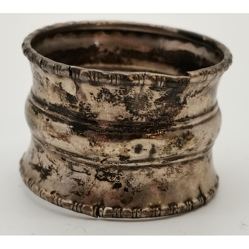 400A - A small mixed group of silver and silver-plate comprising three harlequin silver napkin rings; a sil... 