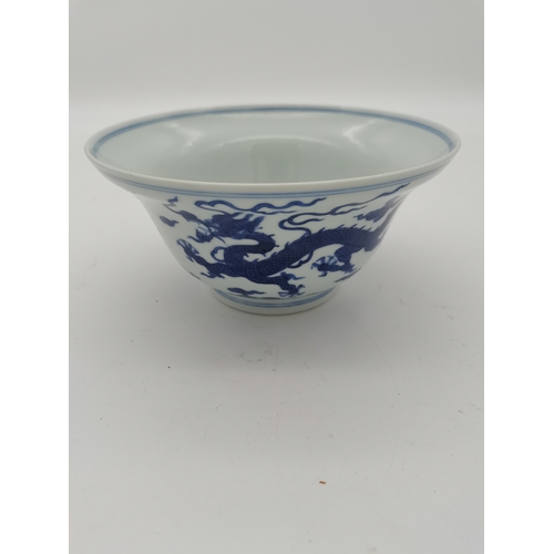 212 - A Chinese Qianlong porcelain blue and white bowl, 1800s, decorated with five-toed dragons to the ext... 