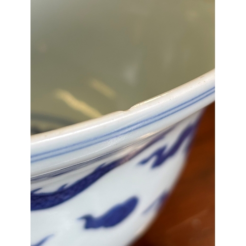 212 - A Chinese Qianlong porcelain blue and white bowl, 1800s, decorated with five-toed dragons to the ext... 