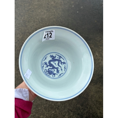 212 - A Chinese Qianlong porcelain blue and white bowl, 1800s, decorated with five-toed dragons to the ext... 