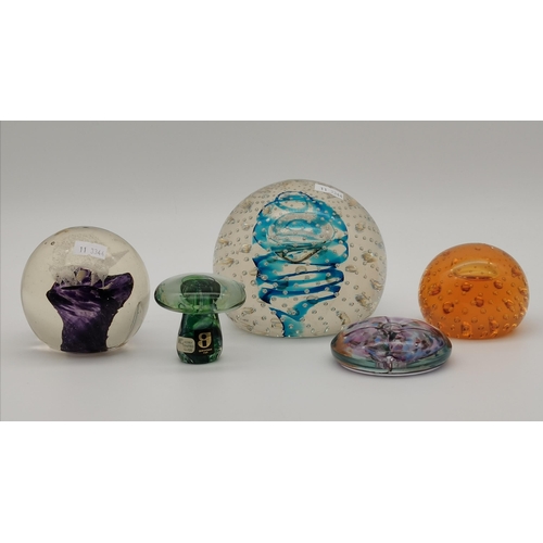 104 - A group of assorted glass items, including an Edinburgh Crystal figure of a bagpiper, various paperw... 