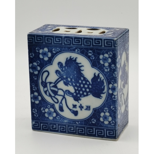 180 - Chinese blue and white porcelain foo dog Opium Pillow 12cm x 13.5cm