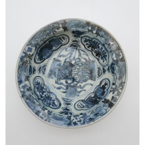 212 - A Chinese blue and white kraak porcelain bowl, Wanli period, decorated to the centre of the well wit... 