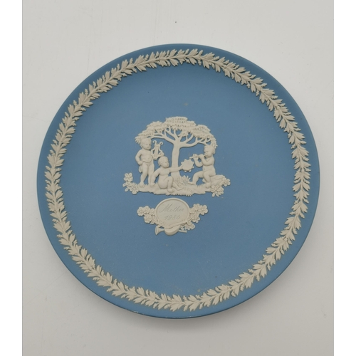 331 - A quantity of Wedgwood blue jasperware collectors plates, including 'Mother' and 'Christmas' example... 