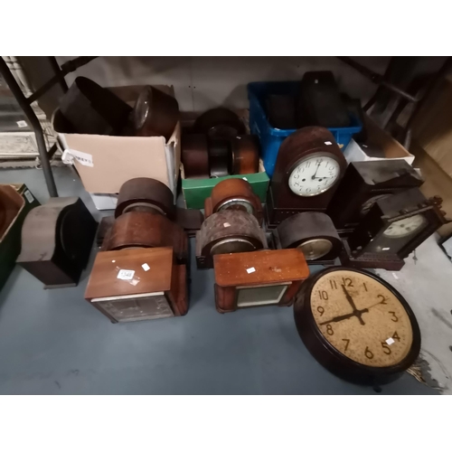 1348 - Collection of vintage mantel clocks in wooden surrounds