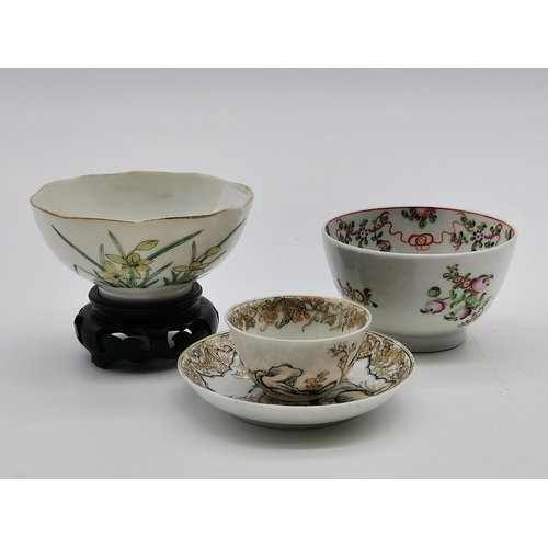 172 - A small Chinese porcelain bowl, Qing dynasty, finely decorated with flowers and leaves to the side, ... 