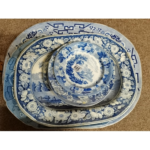 685 - A collection of blue and white willow pattern and Spode meat plates