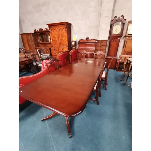 916 - Mahogany extending dining table on pedestal legs with 6 cream seated dining chairs (4 chairs 2 carve... 