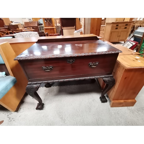 933 - Mahogany Chippendale style Lowboy with lockable drawer with key sat on claw and ball feet W91cm x D5... 