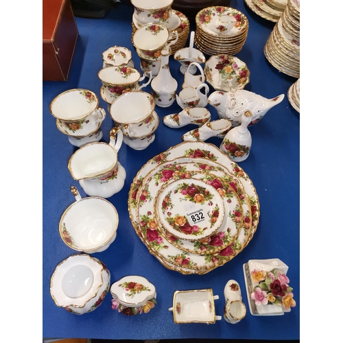 832 - Royal Albert Old Country Roses china tea set - 8 cups, saucers and side plates, cake plates Conditio... 