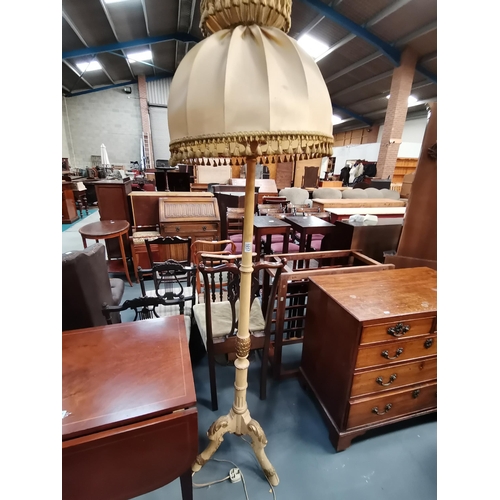 1017 - Vintage wooden standard lampCondition StatusGood: In good condition overall, but possibly some or al... 