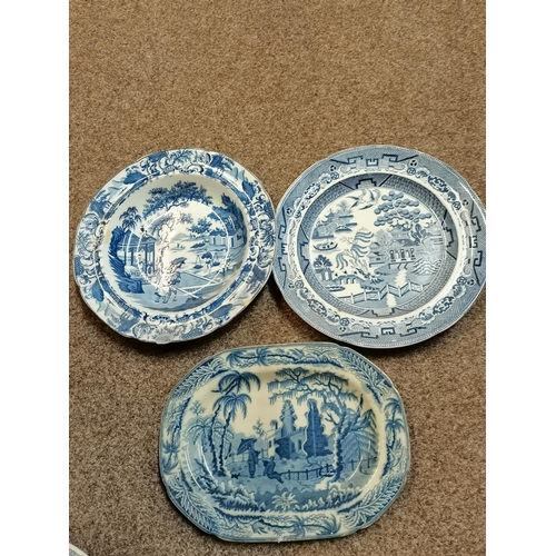 685 - A collection of blue and white willow pattern and Spode meat plates