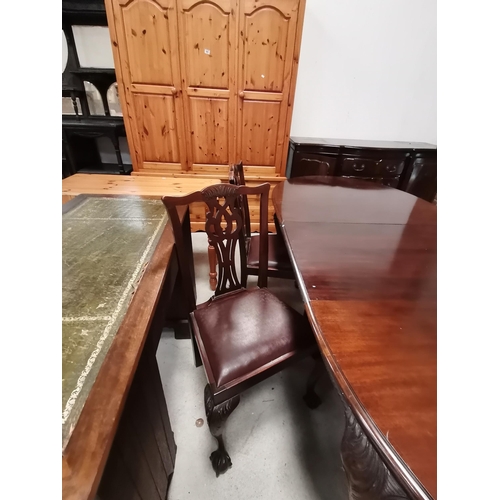 939 - Victorian Mahogany extendable wind dining table sat on claw and ball feet with 5 Chippendale style l... 