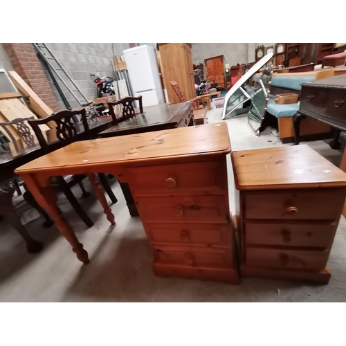 945 - Pine Dressing table W106cm with a set of bedside drawers Condition StatusGood: In good condition ove... 