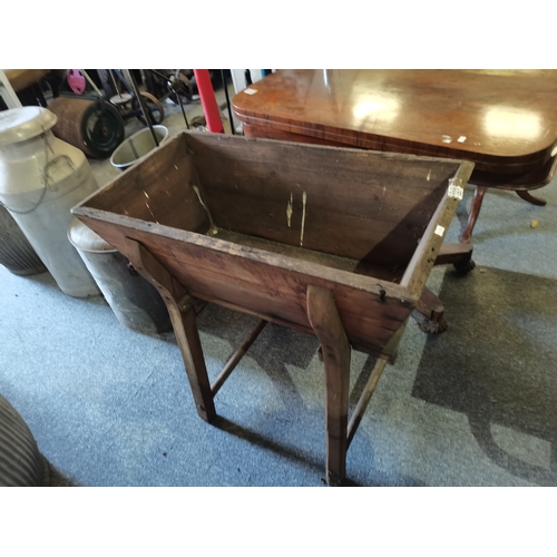 1131 - Antique pine flower / feeding trough