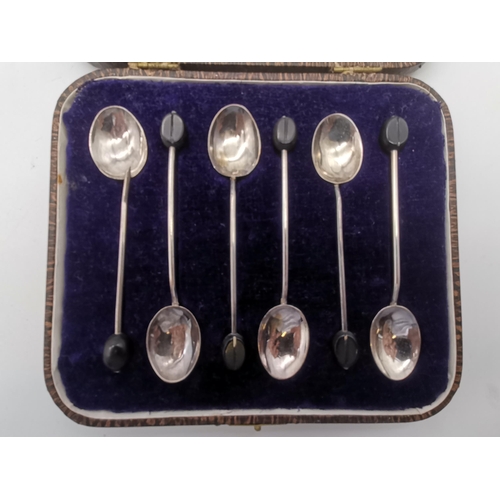 358 - A small group of assorted silver items, 20th Century, comprising an Edwardian photograph frame by Bo... 