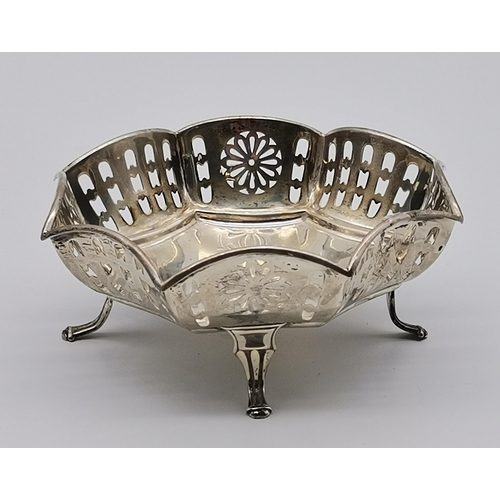 385 - A late Victorian small silver bowl by Deakin & Francis Ltd, Birmingham 1900, circular, with reeded r... 