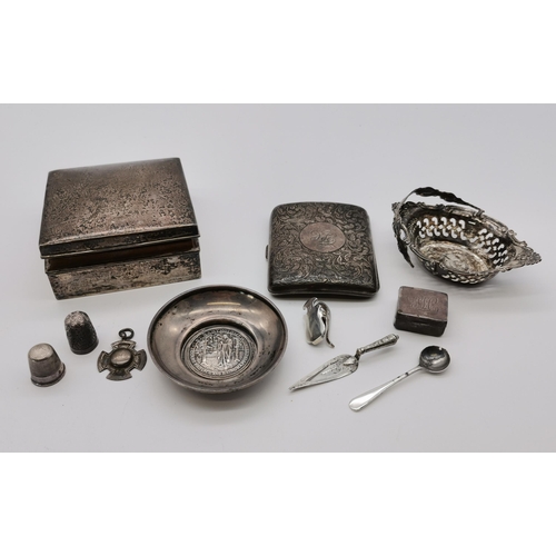 413 - A mixed group of assorted silver, 19th and 20th Century, assorted makers and marks, including a late... 