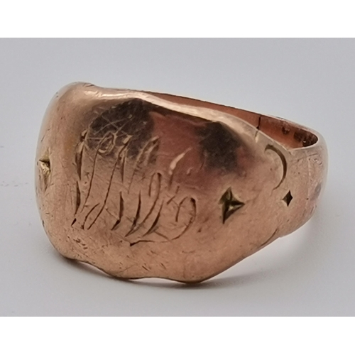 484 - A 9 carat rose gold gent's signet ring, the shaped rectangular top with engraved shoulders, the top ... 