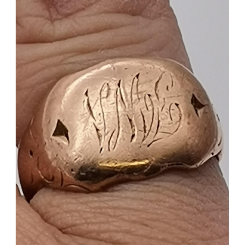 484 - A 9 carat rose gold gent's signet ring, the shaped rectangular top with engraved shoulders, the top ... 