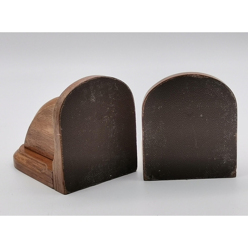 202 - A pair of carved oak bookends, as curved brackets, unsigned. (2) Approx. 14.5cm high  (Mouseman inte... 