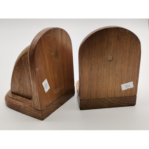 202 - A pair of carved oak bookends, as curved brackets, unsigned. (2) Approx. 14.5cm high  (Mouseman inte... 