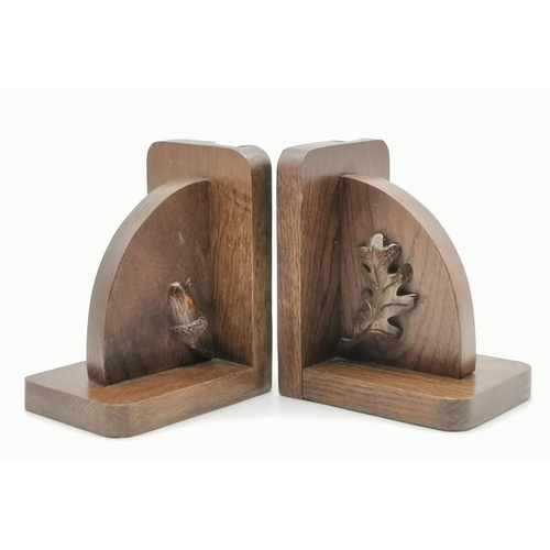 206 - A pair of carved oak bookends, one with an acorn, the other with an oak leaf. (2) 16cm high