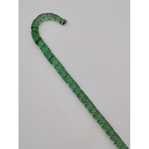 25 - A Victorian 'end of day' clear/pale green glass walking cane, the twisted shaft with loop handle. 10... 