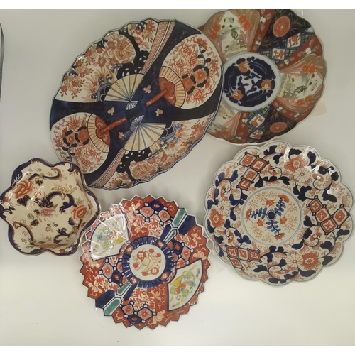 60 - A selection of Imari pattern wares, including a lobed oval platter, two scalloped small chargers; to... 