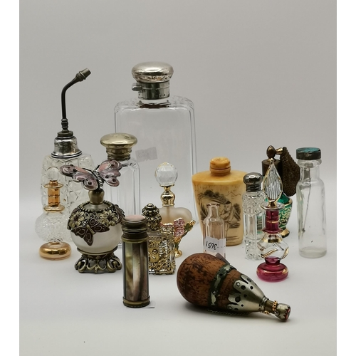 262 - A collection of assorted dressing table bottles, including atomisers, scent bottles, snuff bottles, ... 