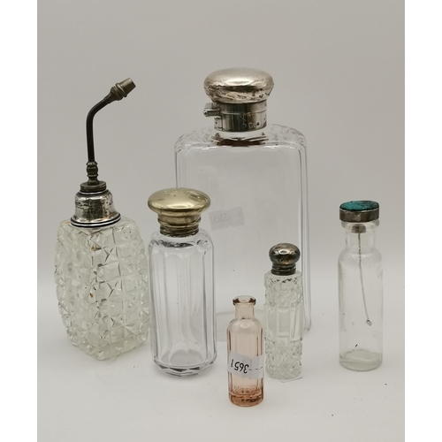 262 - A collection of assorted dressing table bottles, including atomisers, scent bottles, snuff bottles, ... 