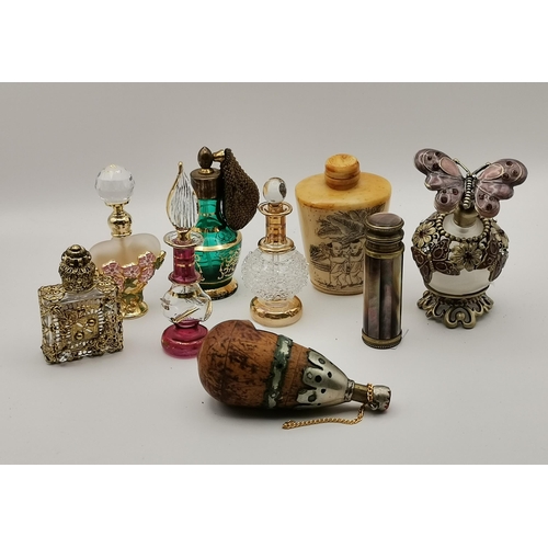 262 - A collection of assorted dressing table bottles, including atomisers, scent bottles, snuff bottles, ... 