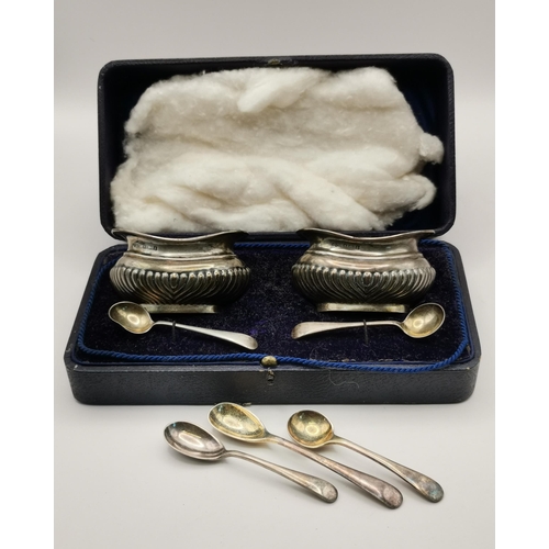 392 - A cased pair of Edwardian silver salts and spoons by Joseph Gloster Ltd, Birmingham 1910, baluster o... 