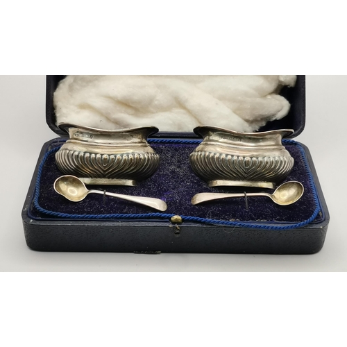 392 - A cased pair of Edwardian silver salts and spoons by Joseph Gloster Ltd, Birmingham 1910, baluster o... 