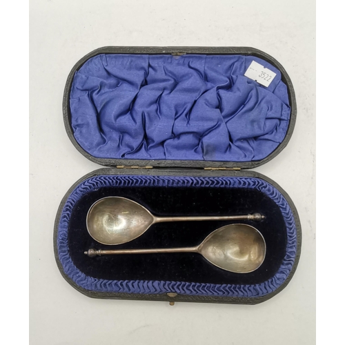 402 - A pair of George V silver spoons by Wakely & Wheeler, London 1918, with fig shaped bowls and ball fi... 