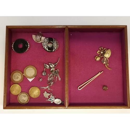 423A - A small collection of silver, gold-plated and costume jewellery and coins, including a small seal fo... 