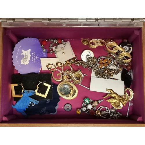 423A - A small collection of silver, gold-plated and costume jewellery and coins, including a small seal fo... 