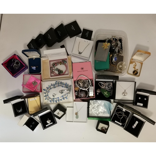 428A - A quantity of assorted gold, silver, costume and fashion jewellery, including a 14 carat rolled gold... 