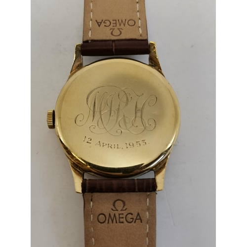481 - A gent's 9 carat gold manual wind leather strap wristwatch, the ivory circular dial signed Omega, wi... 