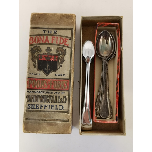 492 - A miscellaneous lot comprising two gent's bracelet wristwatches, Rotary and Lorus; a small group of ... 