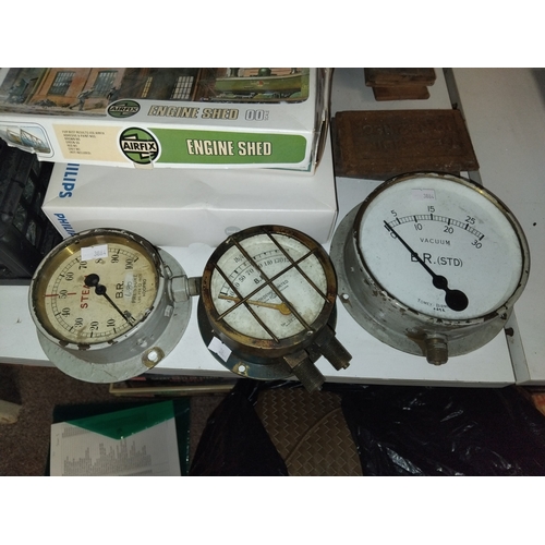 751 - Collection of vintage Railway and Brewery items incl Beer bottles and bar towels, x3 BR Vacuum gauge... 