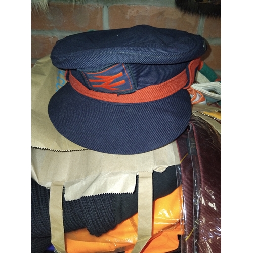 751 - Collection of vintage Railway and Brewery items incl Beer bottles and bar towels, x3 BR Vacuum gauge... 