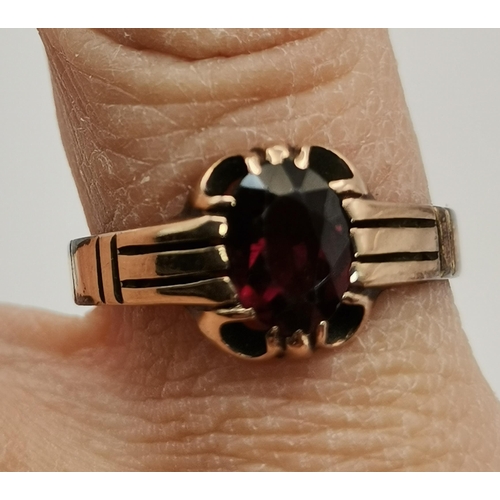 517 - 9ct gold and garnet stone ring size Q
