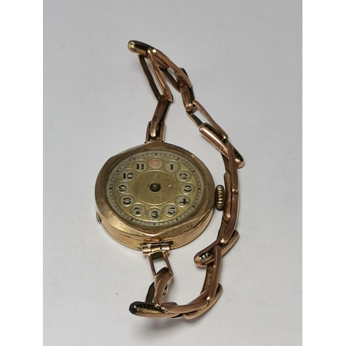 526 - A miscellaneous group of gold and yellow metal jewellery, including a 9 carat gold lady's expanding ... 