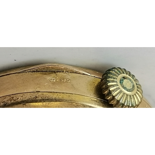 526 - A miscellaneous group of gold and yellow metal jewellery, including a 9 carat gold lady's expanding ... 