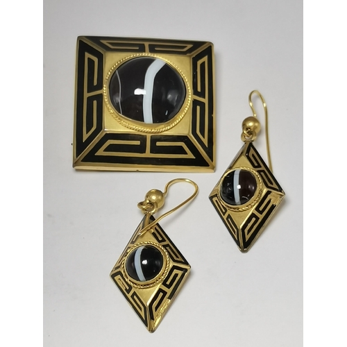 526 - A miscellaneous group of gold and yellow metal jewellery, including a 9 carat gold lady's expanding ... 