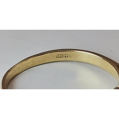 528 - A 9 carat gold three stone ring, the central blue round stone flanked by two round white stones, cla... 