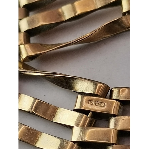 536 - A 9 carat gold gate-link bracelet with heart padlock clasp, hallmarked 375. 17.5cm long, 8.9g